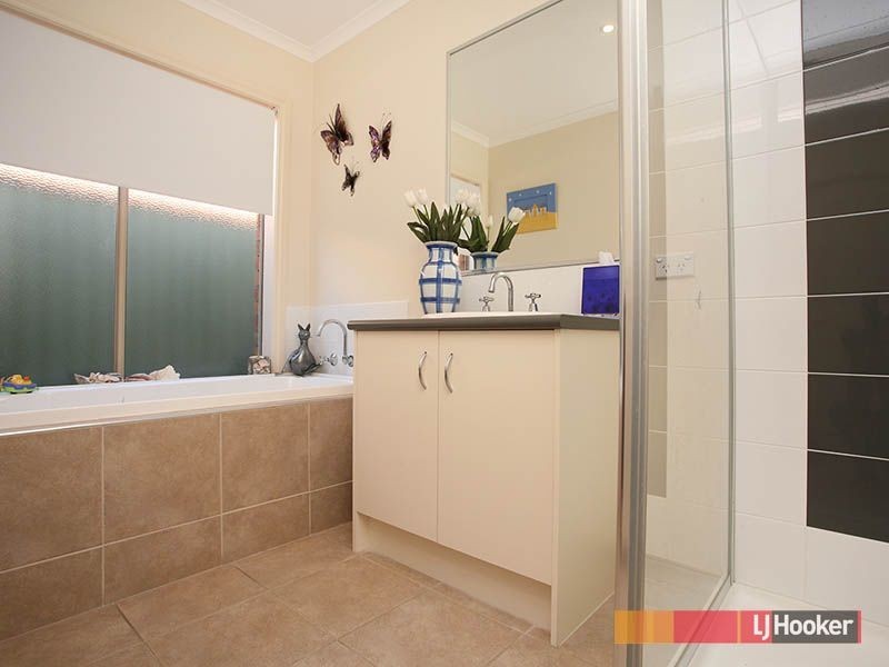 16 Greenock Crescent, Cranbourne East VIC 3977