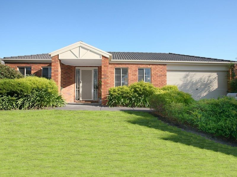 16 Greenock Crescent, Cranbourne East VIC 3977
