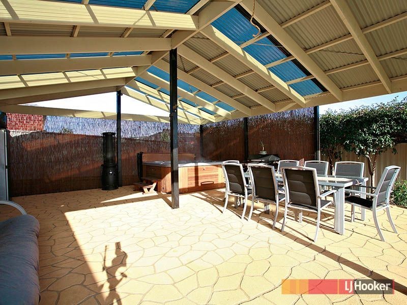 17 Stone Hill Circuit, Cranbourne East VIC 3977