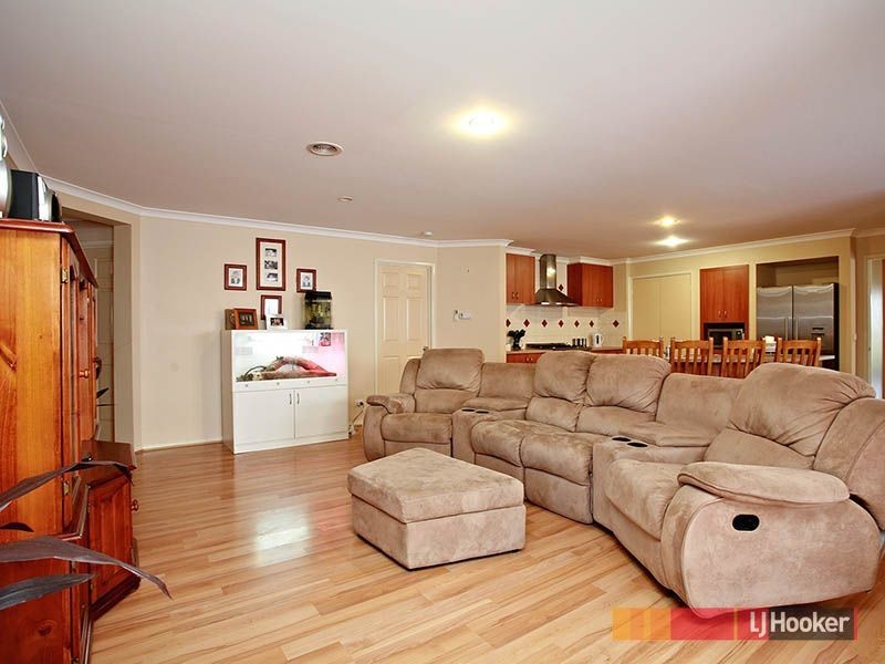 17 Stone Hill Circuit, Cranbourne East VIC 3977