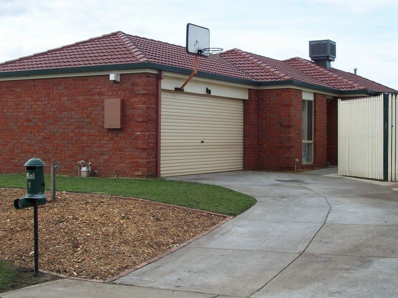 1 Emoh Close, Cranbourne East VIC 3977
