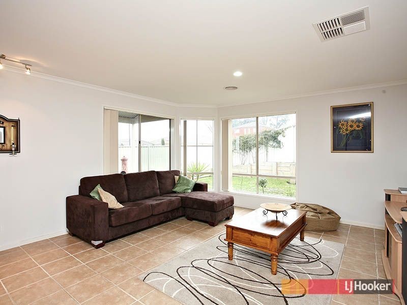 3 Cardiff Grove, Cranbourne East VIC 3977