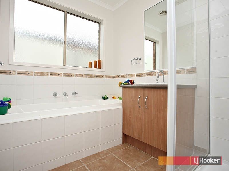 3 Cardiff Grove, Cranbourne East VIC 3977