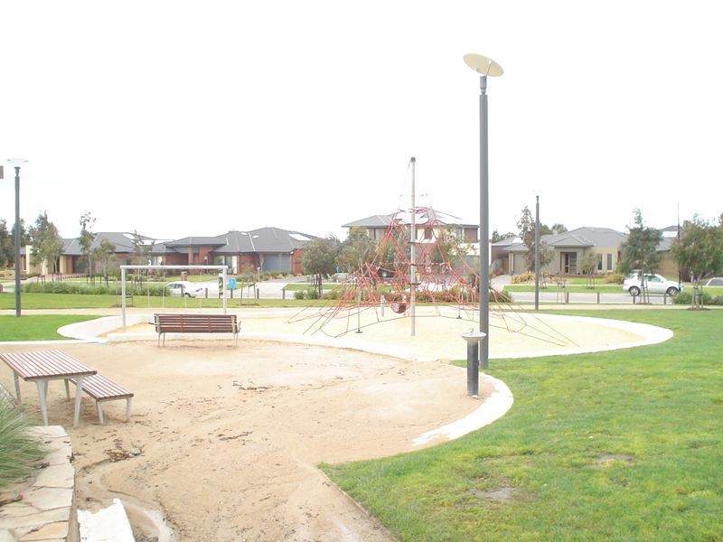 27 Rennison Drive, Cranbourne VIC 3977