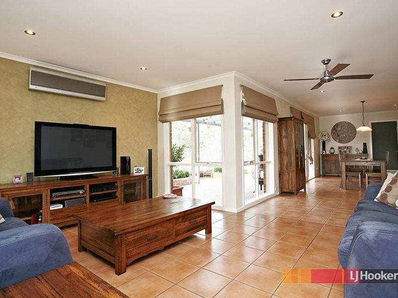 16 Oates Court, Cranbourne North VIC 3977