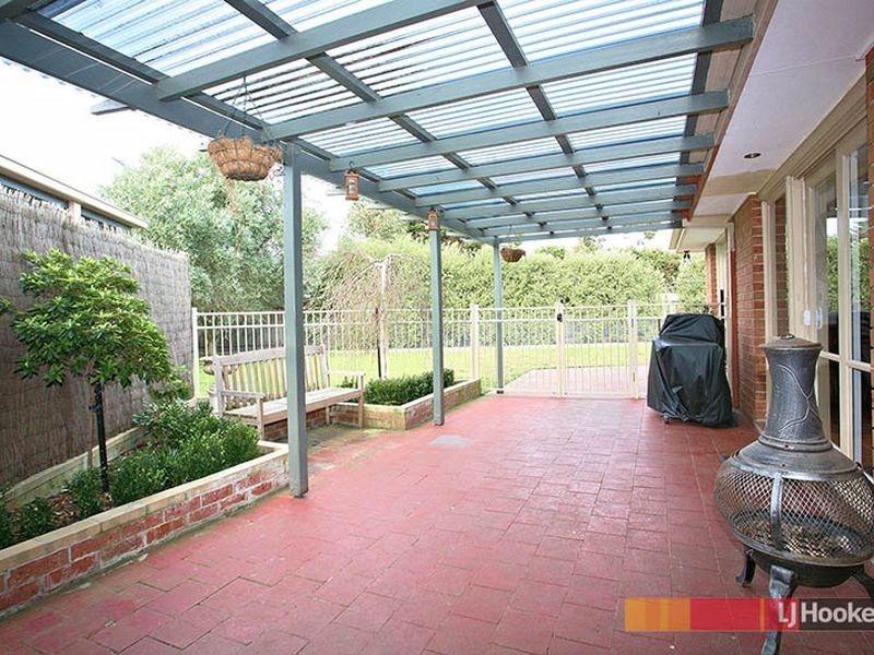 16 Oates Court, Cranbourne North VIC 3977