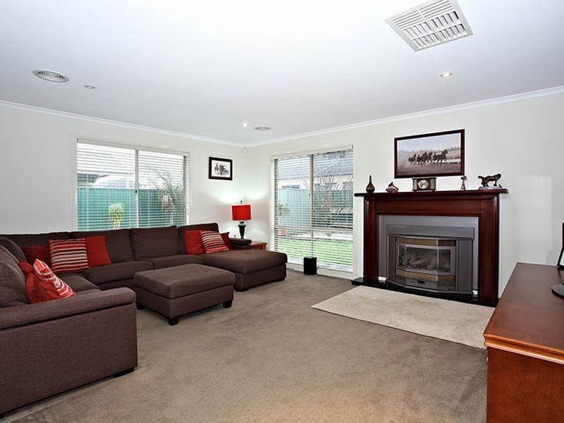 8 Galway Place, Cranbourne VIC 3977