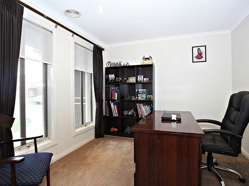 8 Galway Place, Cranbourne VIC 3977