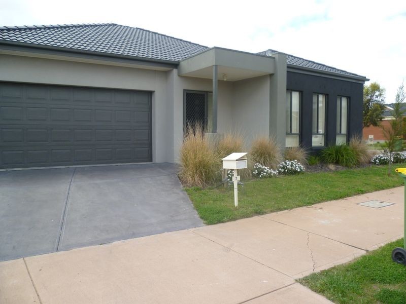 7 Acorn Lane, Pakenham VIC 3810