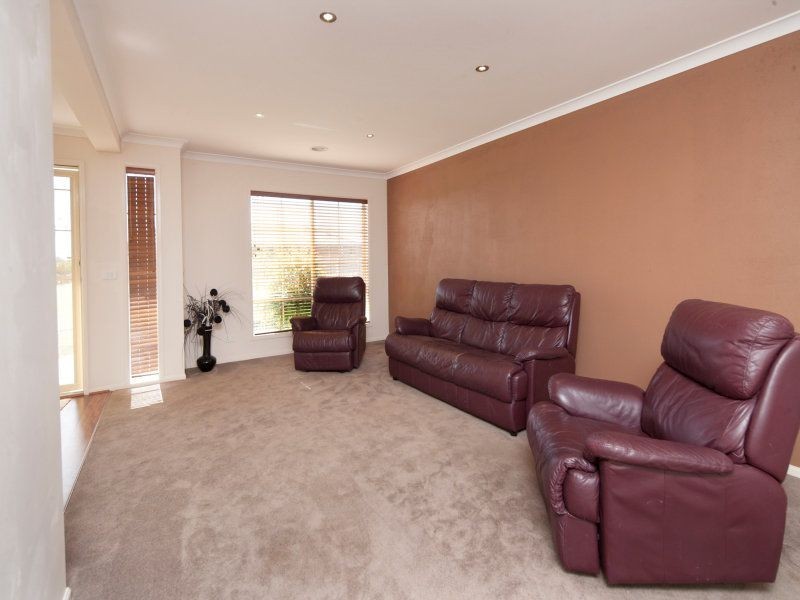 21 Violet Way, Cranbourne VIC 3977