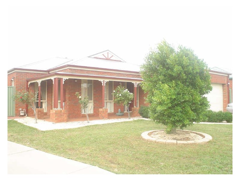 1 Gallop Close, Cranbourne VIC 3977