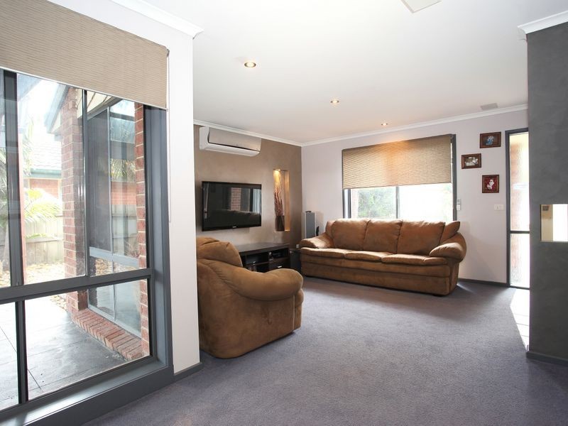 38 Broome Crescent, Cranbourne North VIC 3977