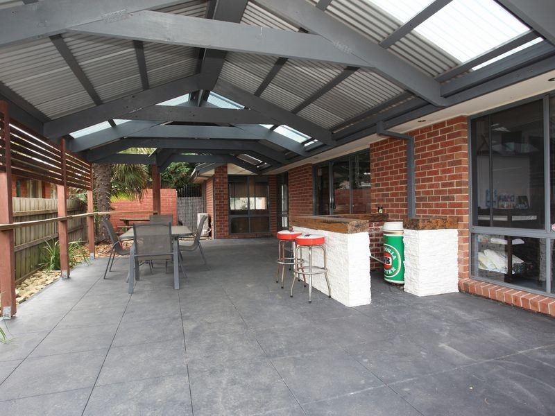38 Broome Crescent, Cranbourne North VIC 3977