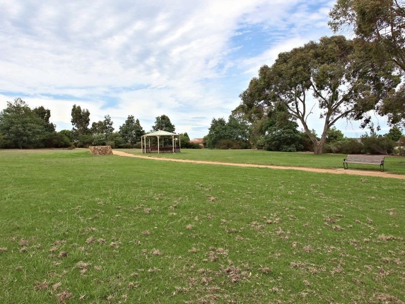 38 Broome Crescent, Cranbourne North VIC 3977
