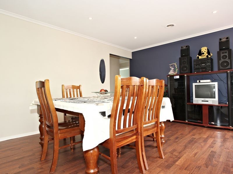 8 Armoy Close, Cranbourne East VIC 3977