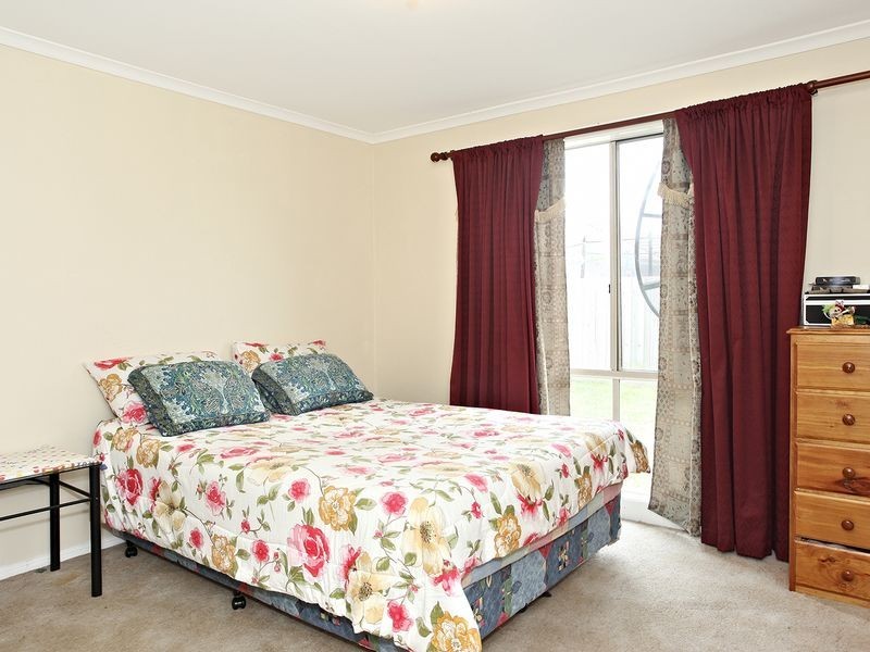 8 Armoy Close, Cranbourne East VIC 3977