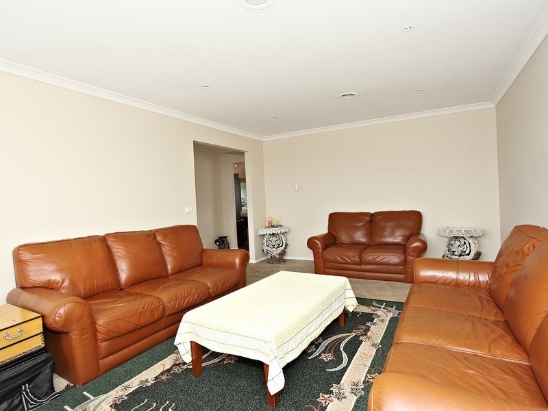 8 Armoy Close, Cranbourne East VIC 3977