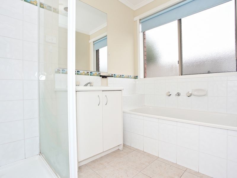 8 Armoy Close, Cranbourne East VIC 3977