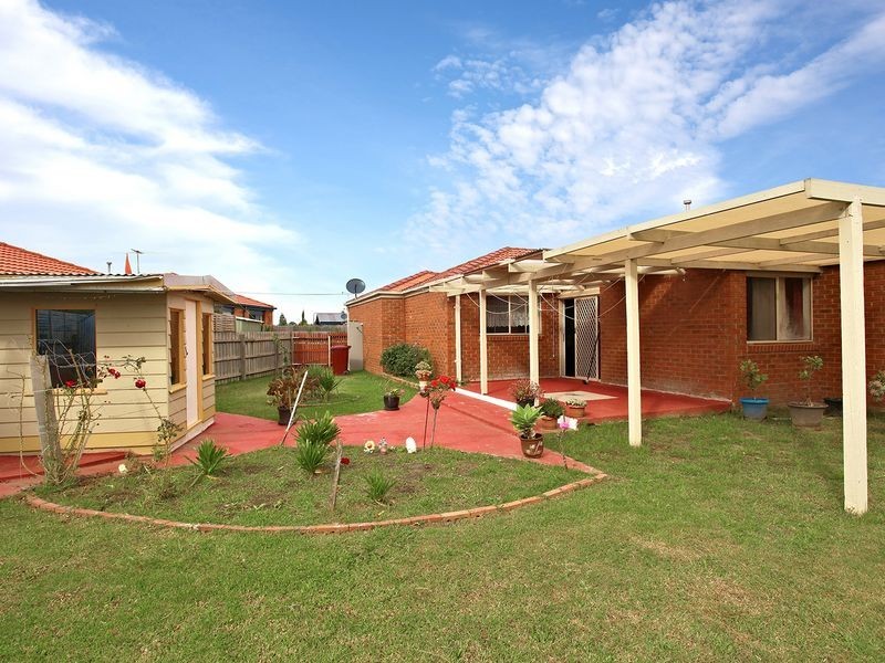 8 Armoy Close, Cranbourne East VIC 3977
