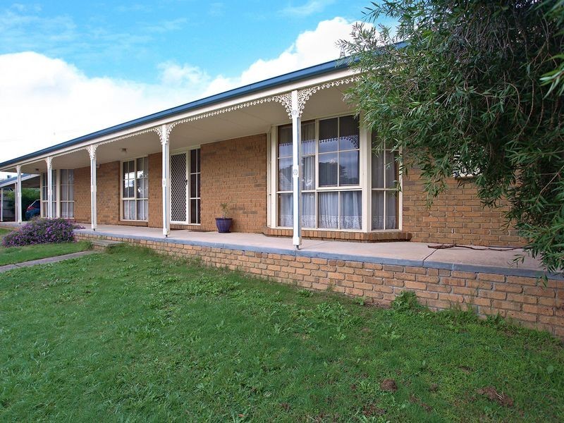 2 Strafford Avenue, Cranbourne VIC 3977