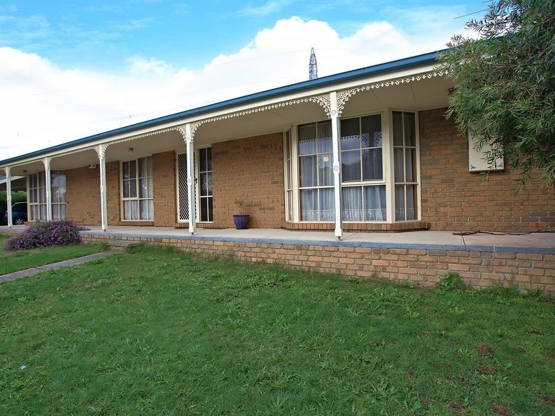 2 Strafford Avenue, Cranbourne VIC 3977