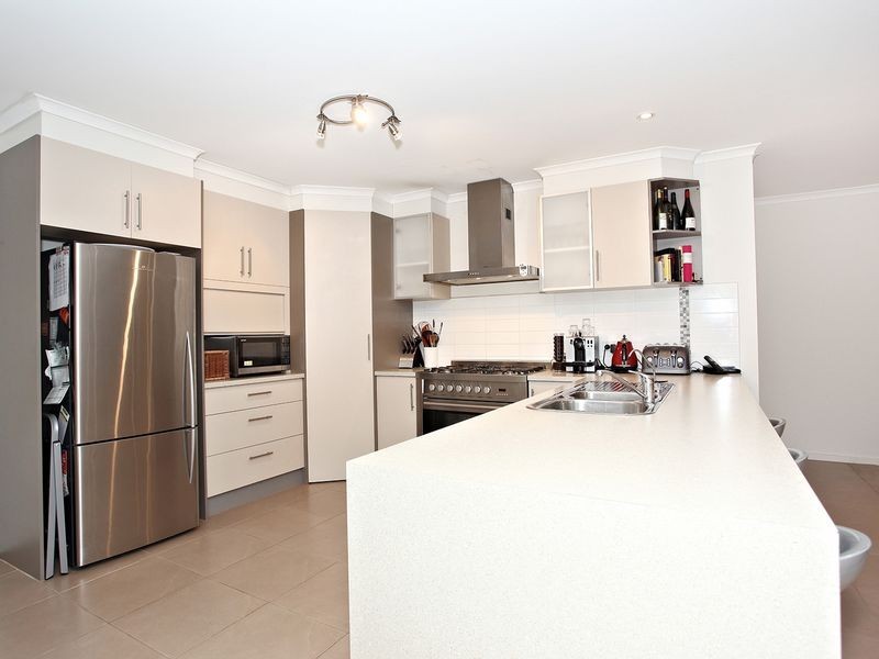 27 Ferndown Drive, Cranbourne VIC 3977