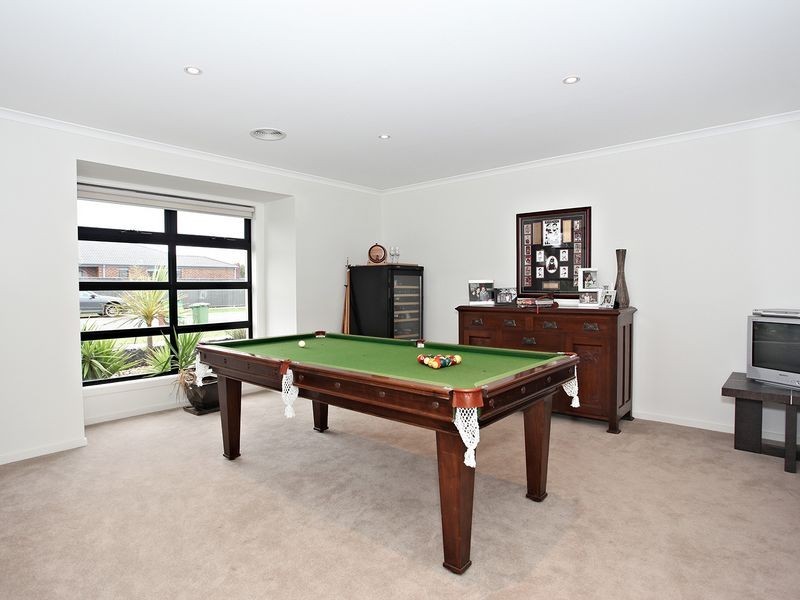 27 Ferndown Drive, Cranbourne VIC 3977