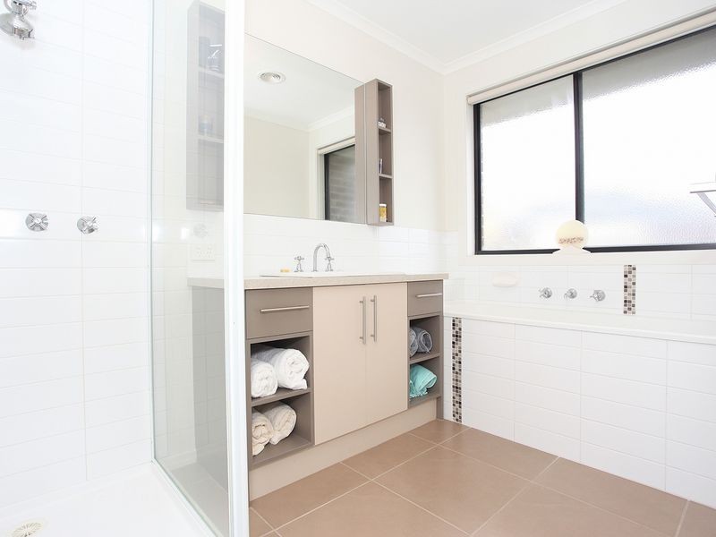 27 Ferndown Drive, Cranbourne VIC 3977