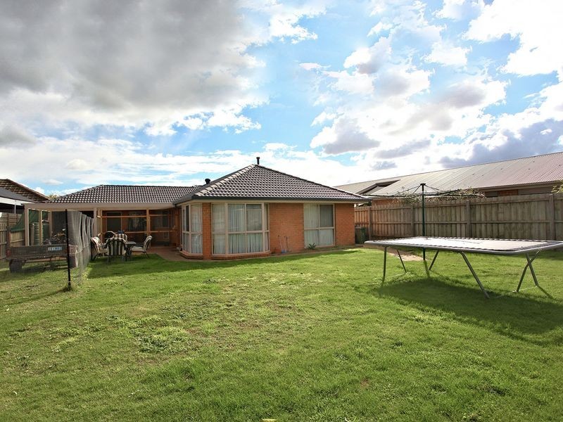 11 Wildwood Court, Cranbourne North VIC 3977