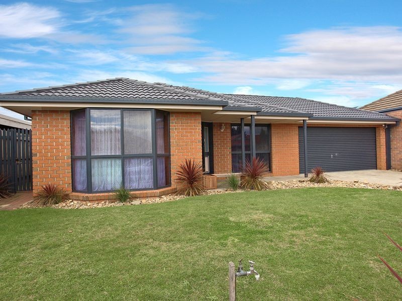 11 Wildwood Court, Cranbourne North VIC 3977