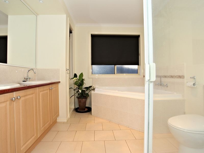 4 Redoak Terrace, Lyndhurst VIC 3975