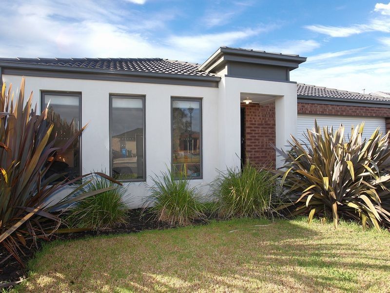 52 Tyndall Street, Cranbourne East VIC 3977