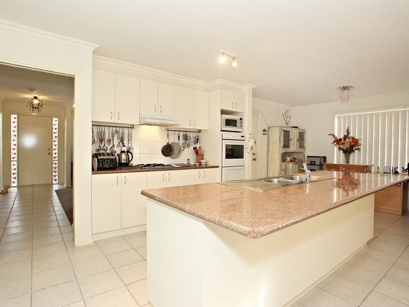 16 Turella Close, Berwick VIC 3806