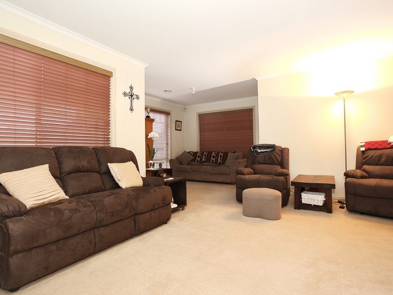 1 Bookham Way, Cranbourne West VIC 3977