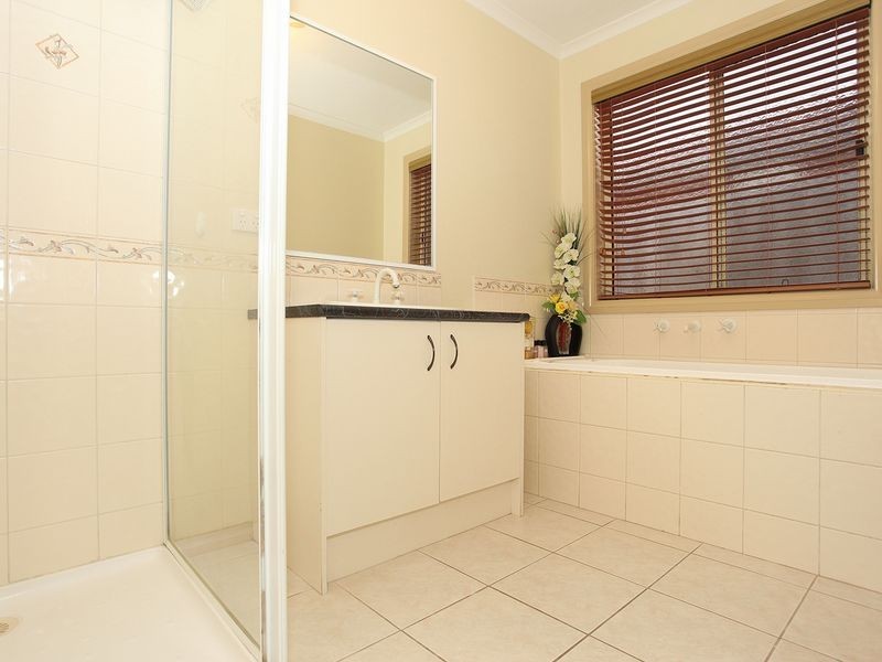 1 Bookham Way, Cranbourne West VIC 3977