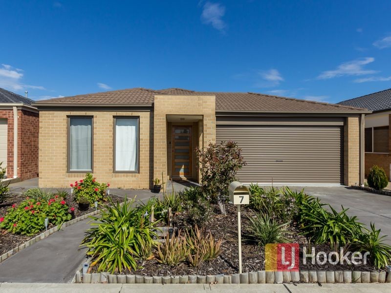 7 Statesman Circuit, Cranbourne East VIC 3977