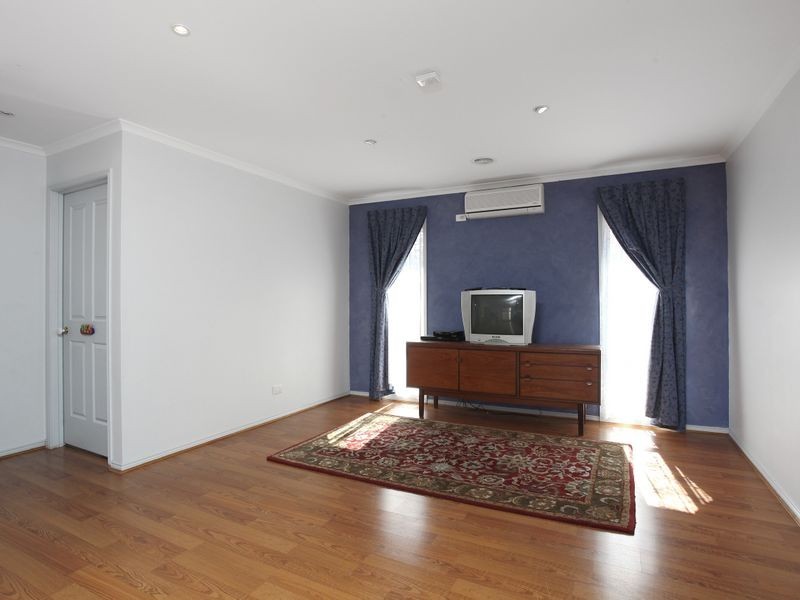 10 Cornwell Crescent, Cranbourne East VIC 3977