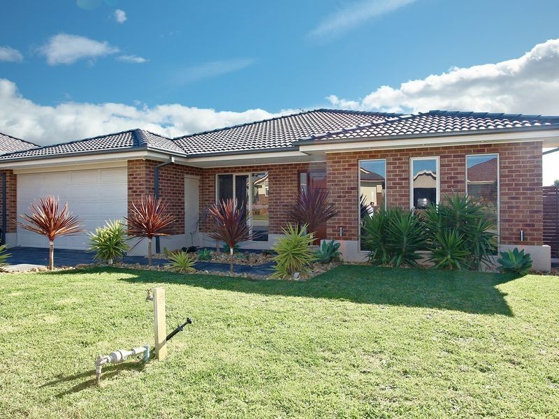 17 Durnoch Place, Cranbourne VIC 3977