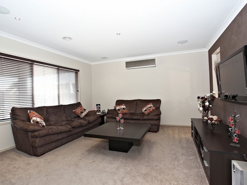 17 Durnoch Place, Cranbourne VIC 3977