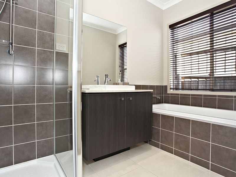 17 Durnoch Place, Cranbourne VIC 3977