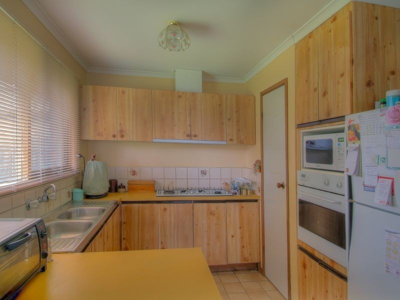 18 Blaxland Avenue, Cranbourne North VIC 3977