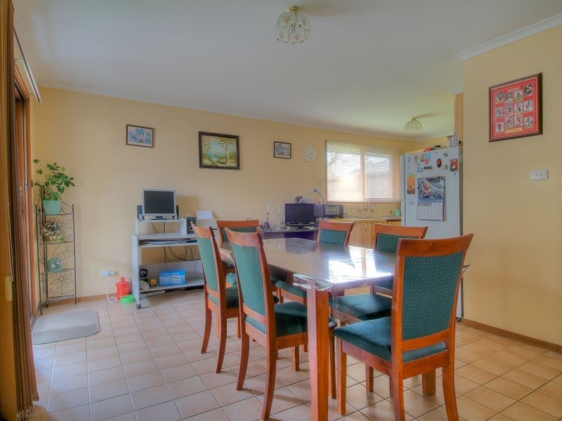 18 Blaxland Avenue, Cranbourne North VIC 3977