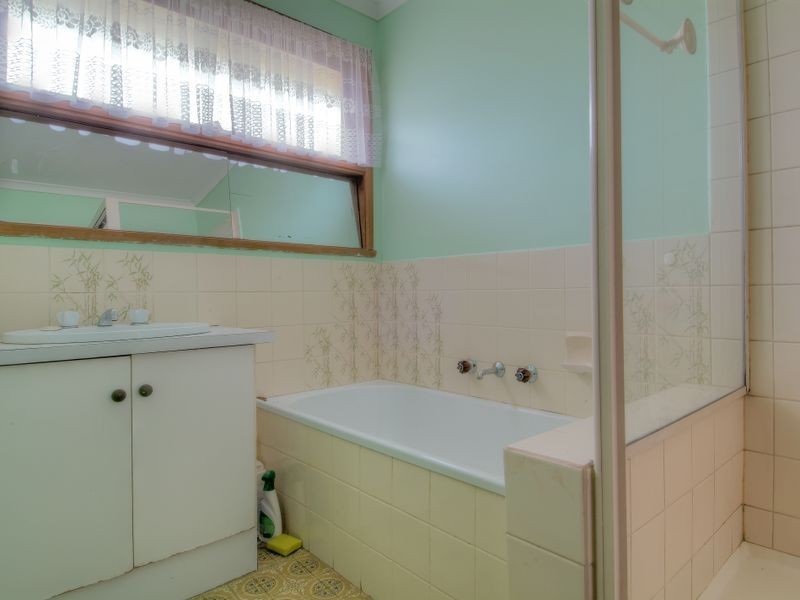 18 Blaxland Avenue, Cranbourne North VIC 3977