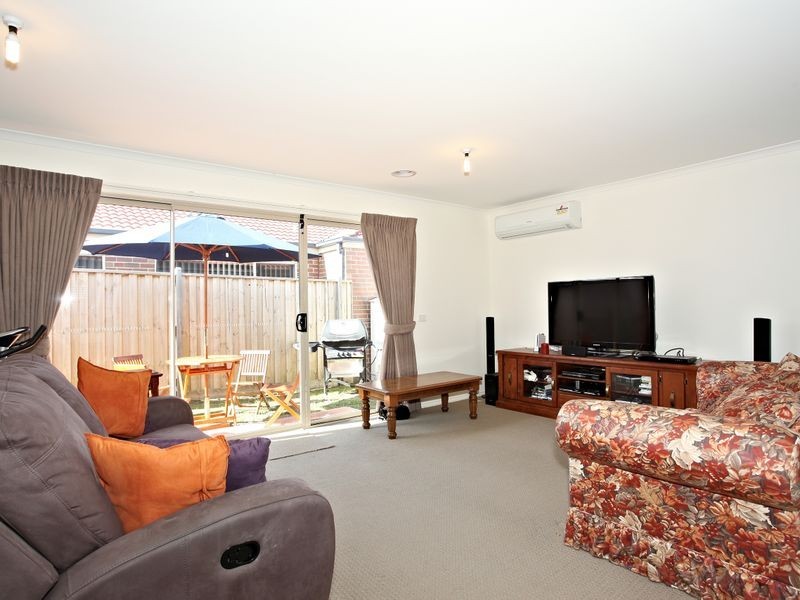 24 Hawkeseye Way, Cranbourne East VIC 3977