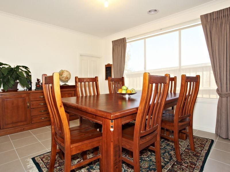 24 Hawkeseye Way, Cranbourne East VIC 3977