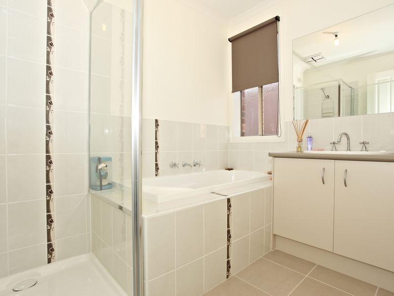 24 Hawkeseye Way, Cranbourne East VIC 3977