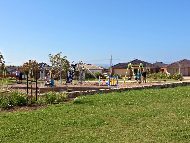 24 Hawkeseye Way, Cranbourne East VIC 3977