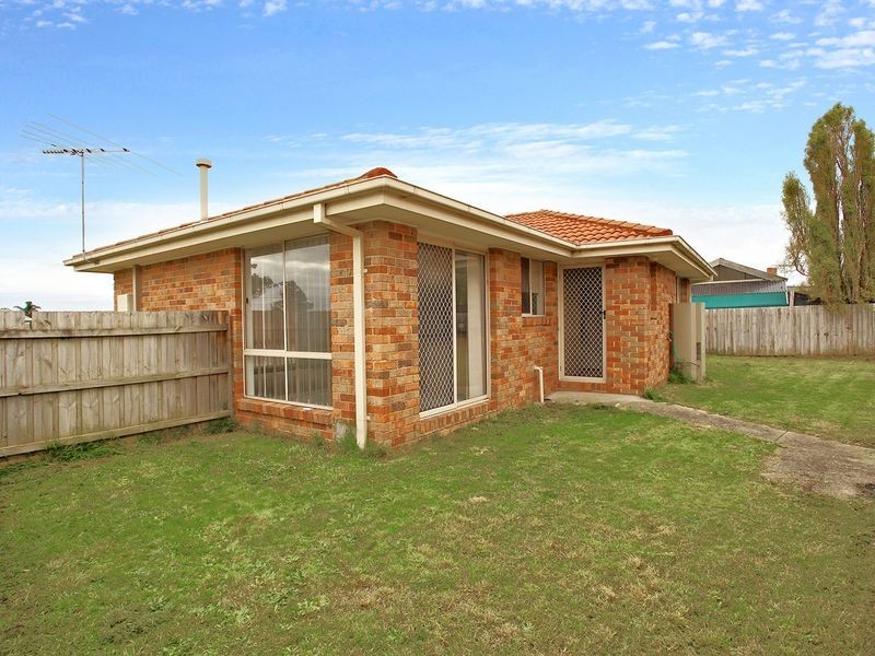 1/4 Loganberry Close, Cranbourne North VIC 3977