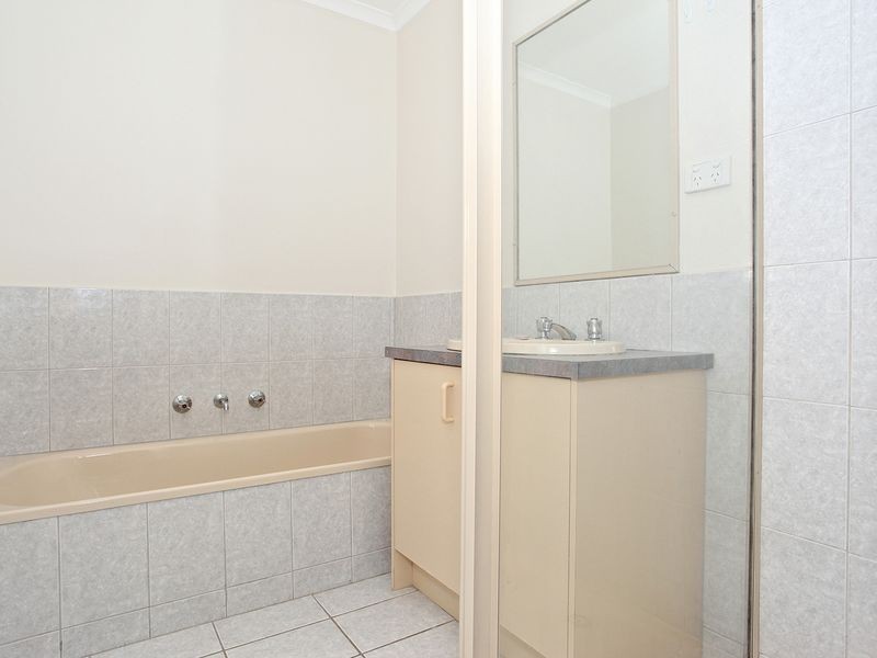 1/4 Loganberry Close, Cranbourne North VIC 3977