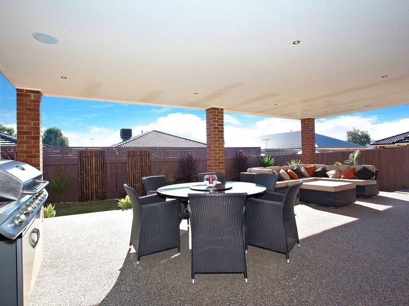 17 Durnoch Place, Cranbourne VIC 3977